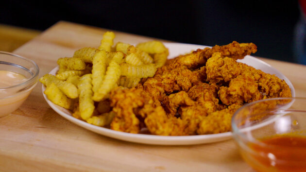 CHICKEN TENDER WITH POTATO FRIES